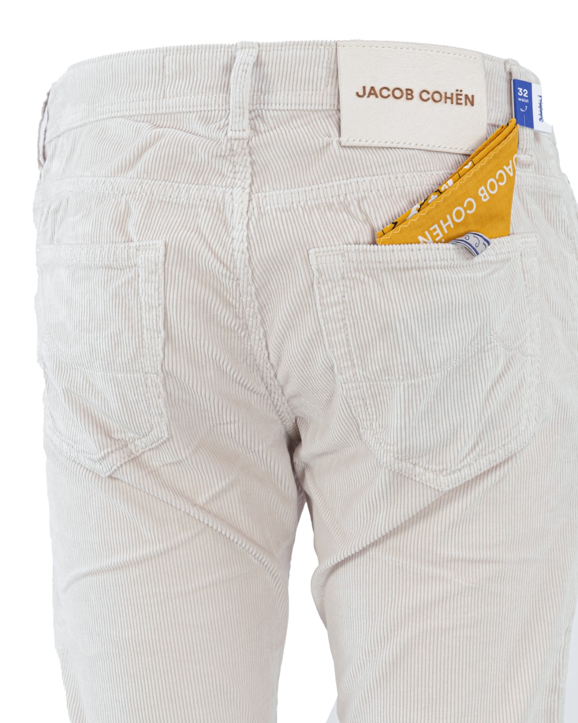 shop JACOB COHEN Saldi Jeans: Jacob Cohen pantaloni Nick in velluto.
Pantaloni Nick slim fit.
Velluto di cotone stretch tinto in capo.
Modello a cinque tasche con logo ricamato sul taschino.
Vita bassa.
Passanti al punto vita.
Chiusura con bottoni.
Bottone smaltato con logo a rilievo..
Patta interna ricamata con nome del pantalone e citazione del fondatore.
Salpa in cavallino con logo ricamato in ecopelle tono su tono
Include bandana con stampa.
Profumati con l’esclusiva fragranza Jacob Cohën
Composizione: 78% Cotone 20% Modal 2% Elastan.
Fabbricato in Italia.. UQE06 36 S3653-A81 number 890642